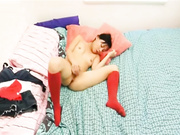 超级骚的骚货在家玩比自慰，比水少还用口水摸来抹去