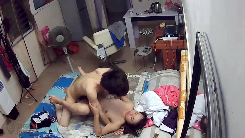 太缺德了,房东租房时见女孩漂亮竟提前在墙上装好针孔摄像头偷拍打炮