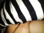 19岁天生白虎B嫩妹,玩手机时被干爹破处哭着说必须轻点,你一动我就感觉疼国语！