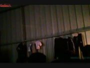 草台班子下工地在临时搭建的板房里表演不少农民工兄弟光顾