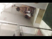 花钱雇人偷拍游泳馆冲洗间妹子嘘嘘然后再换位置拍大奶妹子淋浴