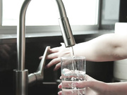 给我的大屁股继妹她的第一根大鸡巴暴插深喉