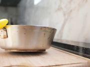 艾玛·希克斯在丈夫眼前与水管工在厨房里做爱