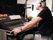 2个丰满的荡妇分享鸡巴相互深喉打桩肛交