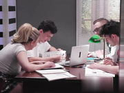 大学男孩在公共图书馆轮奸颜射