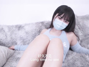 可爱女孩穿着性感的高跟鞋跟丝袜帮你足交