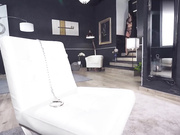 巨大的屁股俄罗斯熟妇将一根大黑鸡巴插入她的屁眼