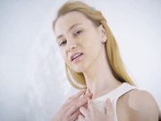 俄罗斯金发女郎让他对她的奶子着迷来回揉捏