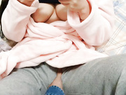 爆奶妹纸正在玩《王者荣耀》被男友拉揉奶啪啪边玩边被怼操