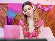 兔子科尔比在她的直播中操了一个粉丝