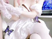 玲珑玉足高跟鞋配上完美的丝袜把男主踩在脚下