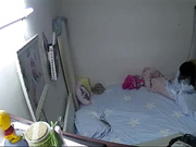 家庭網絡攝像頭破解拍攝到的蝸居小兩口激情啪啪 床上床下來回幹的直叫受不了 720P高清