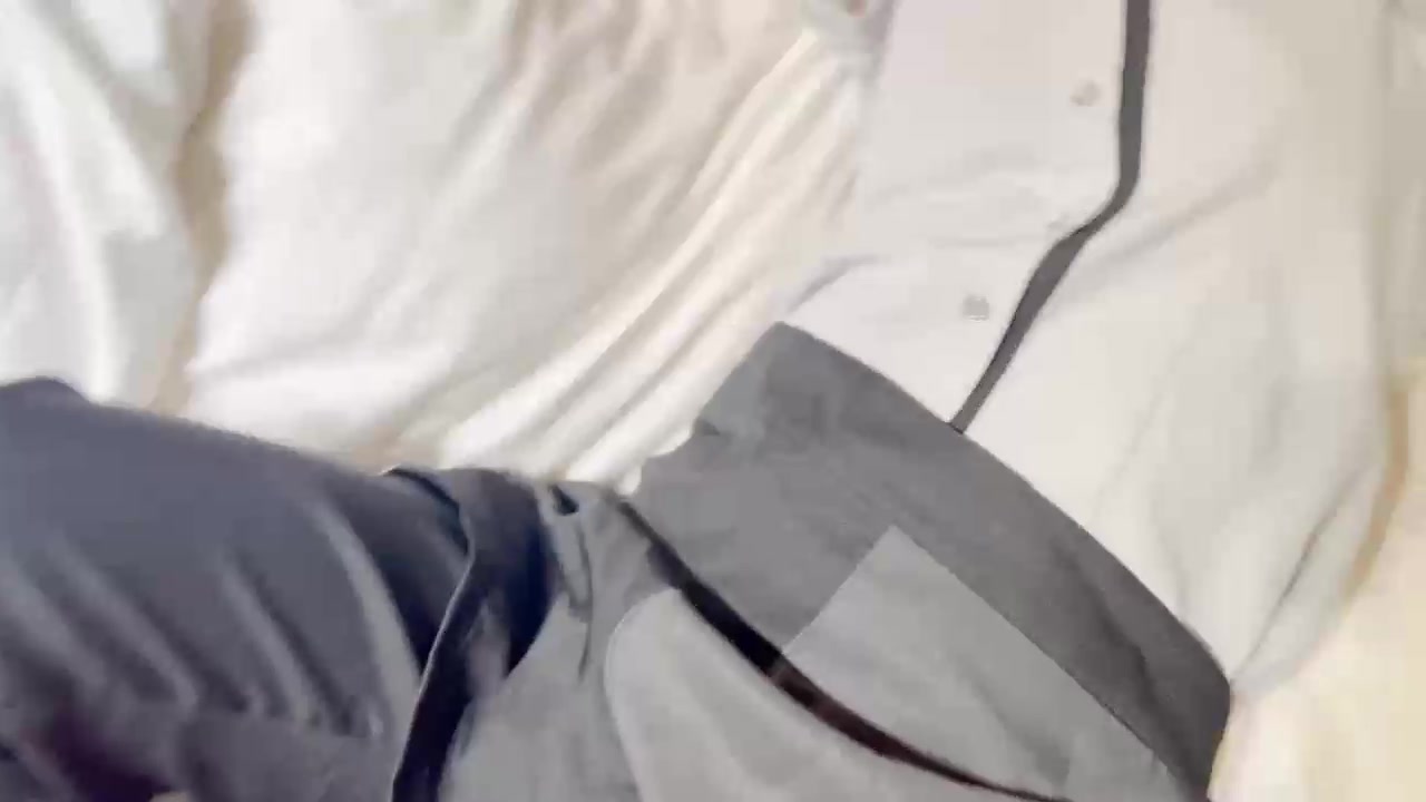 在麦当劳工作的十几岁女朋友，手动帮她达到高潮，然后内射结束