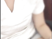 上班族瑶瑶趁中午同事出去吃饭在办公室漏奶漏逼跳蛋自慰