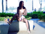 户外露出 疯狂喷水 人来人往的河堤公园