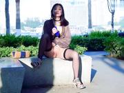 户外露出 疯狂喷水 人来人往的河堤公园