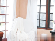 肯德拉·詹姆斯抓住了好朋友的鬼鬼祟祟的青少年继女，脸朝下，屁股朝上