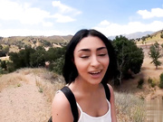 凡妮莎·穆恩在酒店做爱之前在远足小道上表现得很好