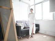 时装公司总监在样板间试衣服，与男助理发生激情性爱