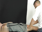 令人惊叹的娇小佐伊参观按摩院并获得幸福结局