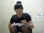 某大型商場公共衛生間拍攝到的各式美女服務員如廁 有個妹子黑絲美腿看得誘惑十足 1080P高清