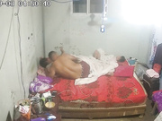 家庭攝像頭黑客破解拍攝到的一簡陋出租屋裏小夫妻把孩子抱到一旁自己啪啪 先是後入再上位猛插表情銷魂 720P原版高清