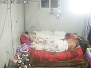 家庭攝像頭黑客破解拍攝到的一簡陋出租屋裏小夫妻把孩子抱到一旁自己啪啪 先是後入再上位猛插表情銷魂 720P原版高清