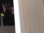 冒死用手機拍攝到的網吧包間裏一對小情侶激情啪啪 各種體位操的有點猛啊 1080P高清