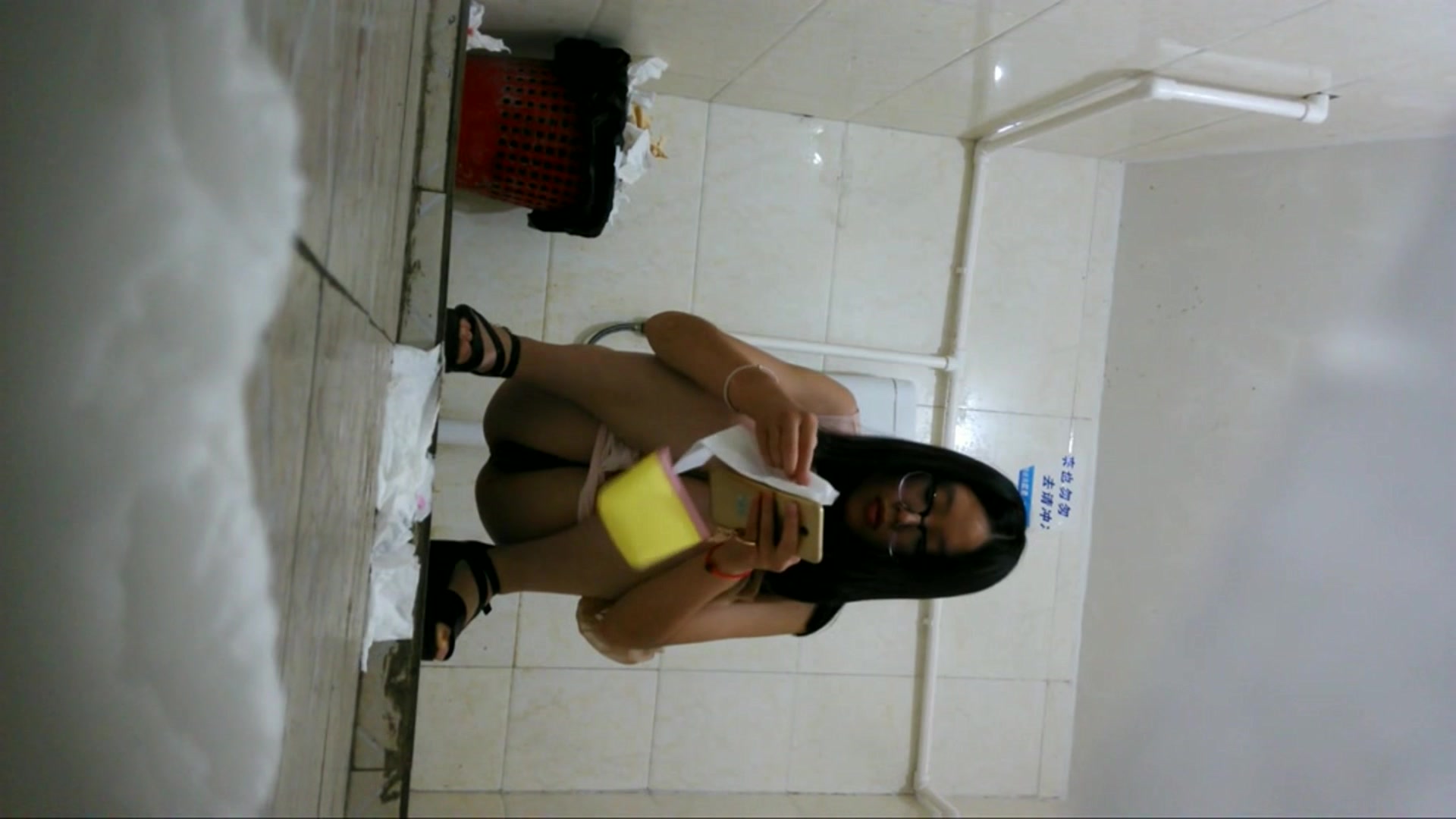 精品推薦 某高校公共女廁全景拍攝各式美女如廁 貌似有個來月事的氣質眼鏡妹子下面毛毛非常濃密～1080P高清