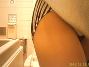 某品牌商場高級坐廁正點角度偸拍多位氣質美女少婦如廁 尿完擦逼的動作優雅看得欲火焚身 720P高清原版