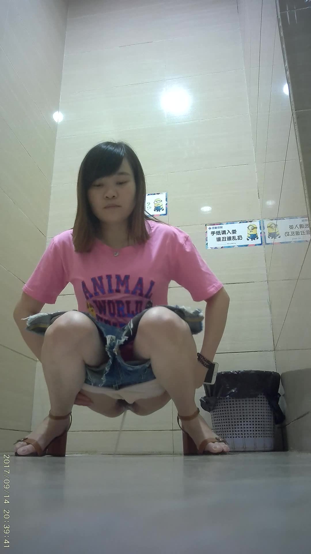 某大型商場公共衛生間拍攝到的各式美女少婦如廁 貌似有個時尚四眼妹逼逼很幹凈啊 1080P高清