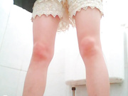 某購物商場公共女洗手間蹲坑定點偷拍各種類型年輕美女少婦如廁噓噓 貌似尿完擦逼的動作很優雅啊 1080P高清原版