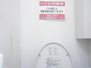 最新流出-美女如雲的高級餐廳公共衛生間拍攝到的各種風格氣質美女如廁 有個牛仔背帶褲妹子擦逼逼的姿勢很誘人 720P高清原版