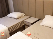 洋土豪米糕原創精品巨作-坐標島國約了位聲音有些怪異的齊頭簾高氣質長發妹子 壹起吃個飯然後酒店大戰三百回合直接累趴下了 1080P高清