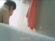 浴室偷放针孔摄像头偷拍大三表姐洗澡哈哈偷偷在里面和男同学打电话吧