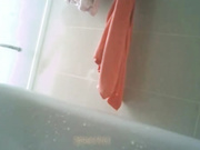 浴室偷放针孔摄像头偷拍大三表姐洗澡哈哈偷偷在里面和男同学打电话吧