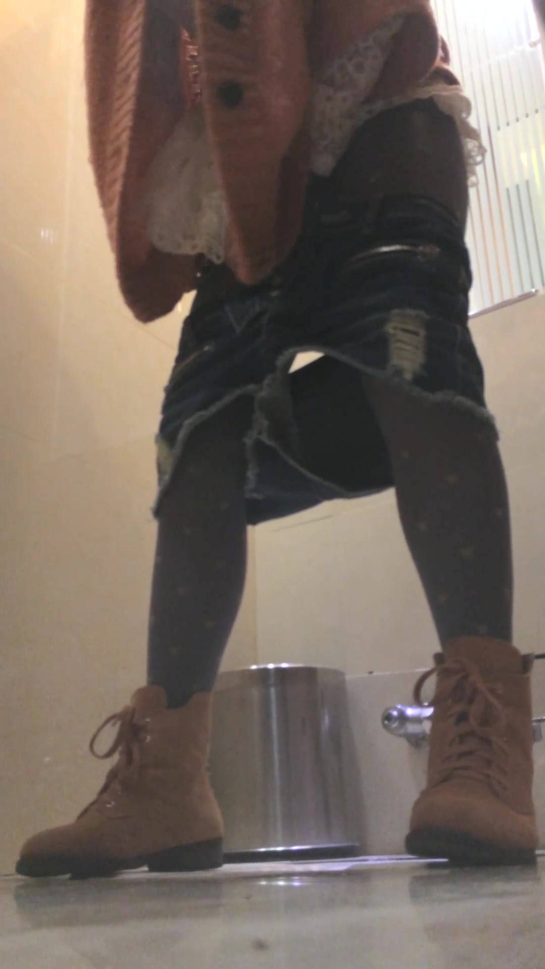 某大型商場公共女廁拍攝到的各式美女少婦如廁 有個顏值高的連衣裙妹子脫掉裙子看胸型很完美 1080P高清原版