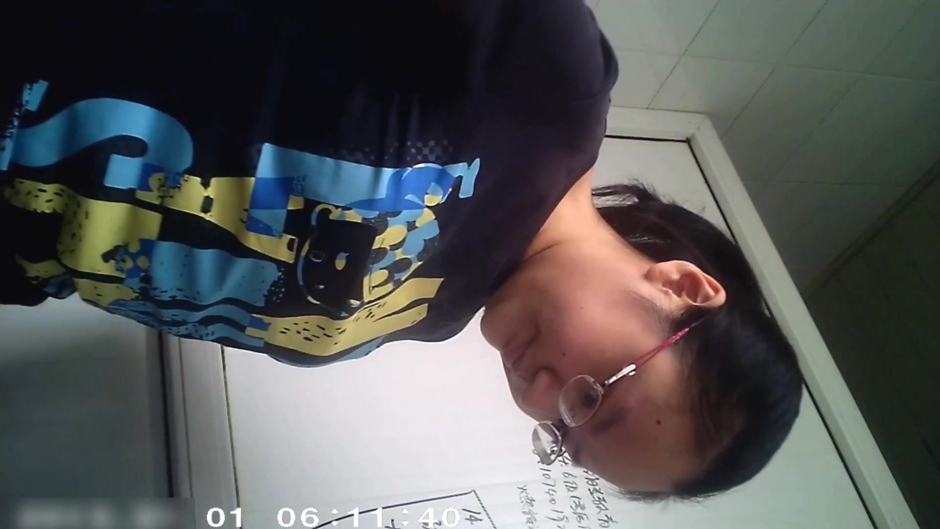 某高校公共女廁近距離拍攝到的各式漂亮妹子如廁 貌似有個紅高跟妹子顏值蠻高的 露臉高清