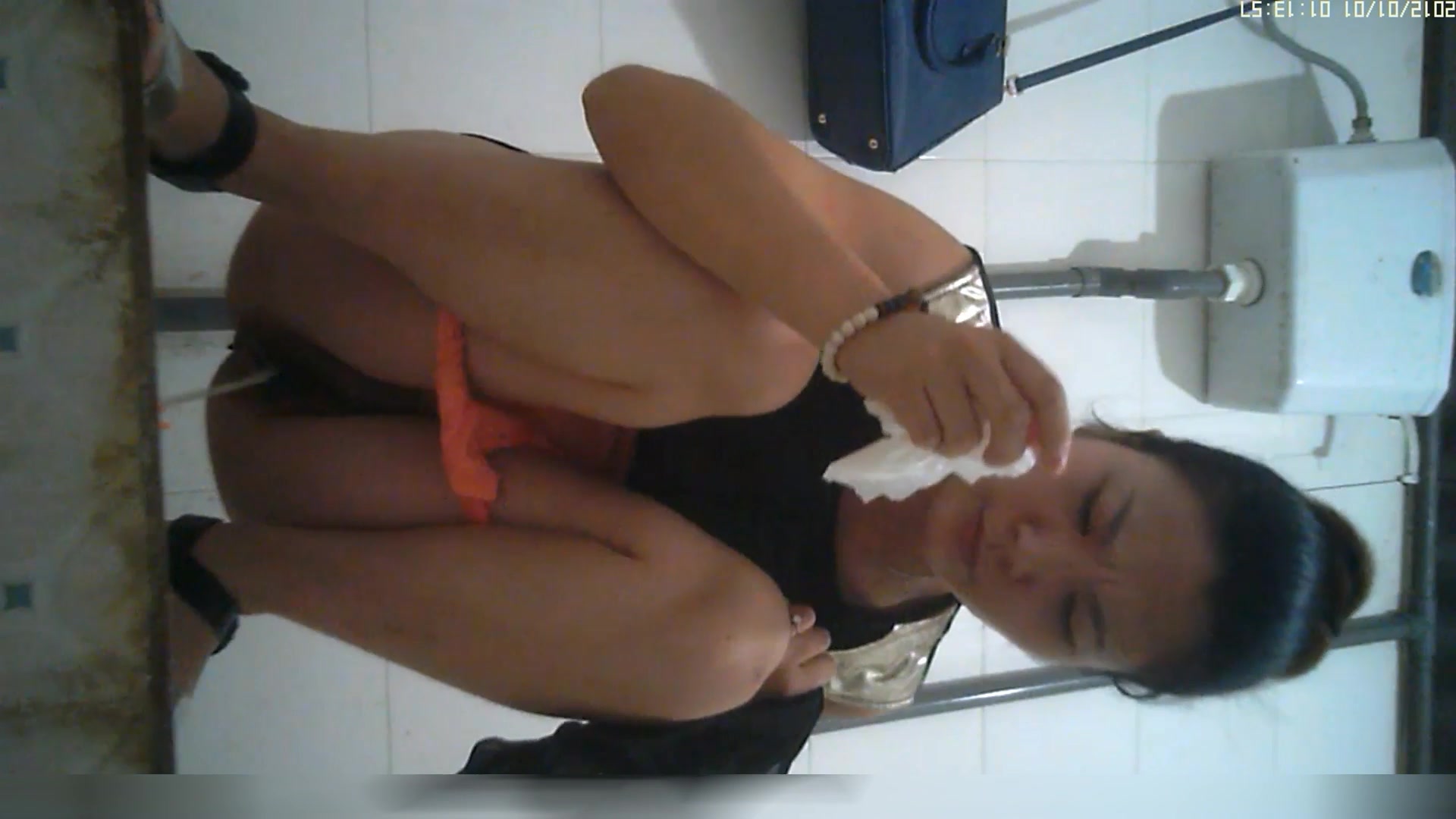 外站最新流出作品-某旅遊景點服務區公共女廁拍攝幾個妹子如廁 貌似下面沒啥毛毛看起很嫩 1080P高清