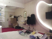 夜宴系列之身材纖細漂亮大學生兼職平面模特工作室拍內衣廣告 被攝影師偸錄換衣全過程 720P高清原版