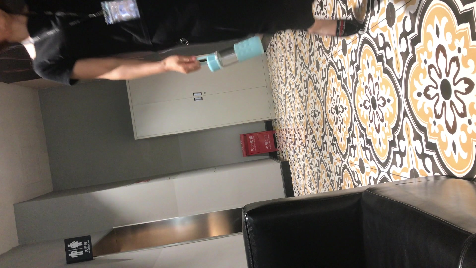 最新流出國內廁拍大神潛入商場寫字樓公共女廁拍攝各式美女少婦如廁 肥臀大屁股看得讓人欲火焚身 1080P高清無水印