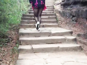 黑絲欲女小姐姐戶外山上與帥氣小夥啪啪野戰 站立翹臀無套後入直插花心爽得嗷嗷直叫 內射中出 720P高清無水印