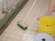 [JUQ-583] 銭湯の看板妻・ふみのさんは恥じらいながら童貞学生たちを甘く優しく筆下ろす。 沙月ふみの【破解】 - 1of5