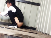精品推薦 縣城廣場旁邊簡易旱廁側面拍攝各式美女少婦如廁 貌似拍攝的時候有人看過來就不停抖動 1080P高清