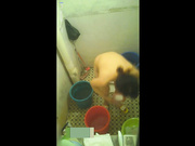 獨家推薦 冒死爬窗俯視拍攝到的樓下小賣部老板娘衛生間裏沐浴更衣 雪白大奶堅挺誘惑十足 720P原版高清