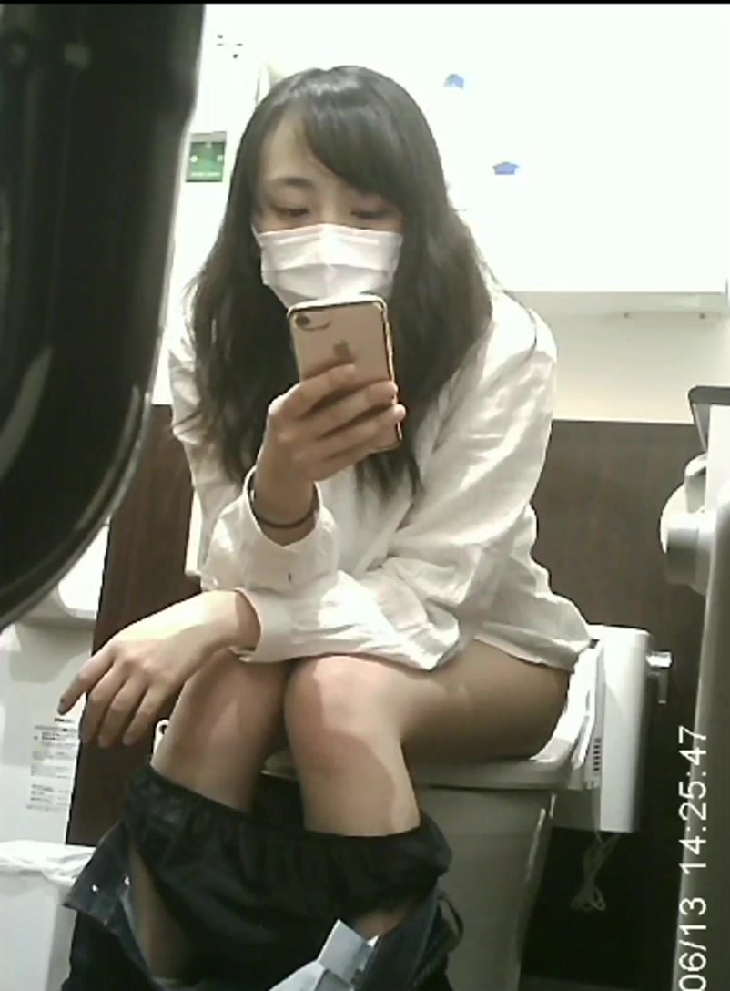 最新流出某寫字樓公共女廁拍攝到的各式美女如廁 貌似有個妹子喜歡邊尿邊玩手機 1080P高清原版