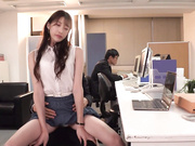 [PRED-748] 「この中で起きたことは秘密だよ」至近距離に人がいるのにロングスカートの中でこっそり即ズボ！【破解】 - 1of5