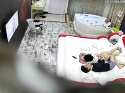 情趣酒店拍攝到的年輕情侶開房啪啪打炮 貌似妹子第一次處女膜居然破裂出血了 精彩對白～720P高清