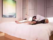 嫖妓達人星級酒店開房現場直播高價約了個高顏值皮草模特外圍女上門服務 穿著黑絲挑逗跪舔雞巴騎乘位幹得嗷嗷直叫 太猛了 國語對白