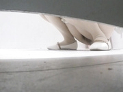 最新流出某辦公樓公共女廁拍攝到的各式白領美女如廁噓噓 貌似關系不錯的兩個漂亮閨蜜輪流來尿尿 1080P高清原版